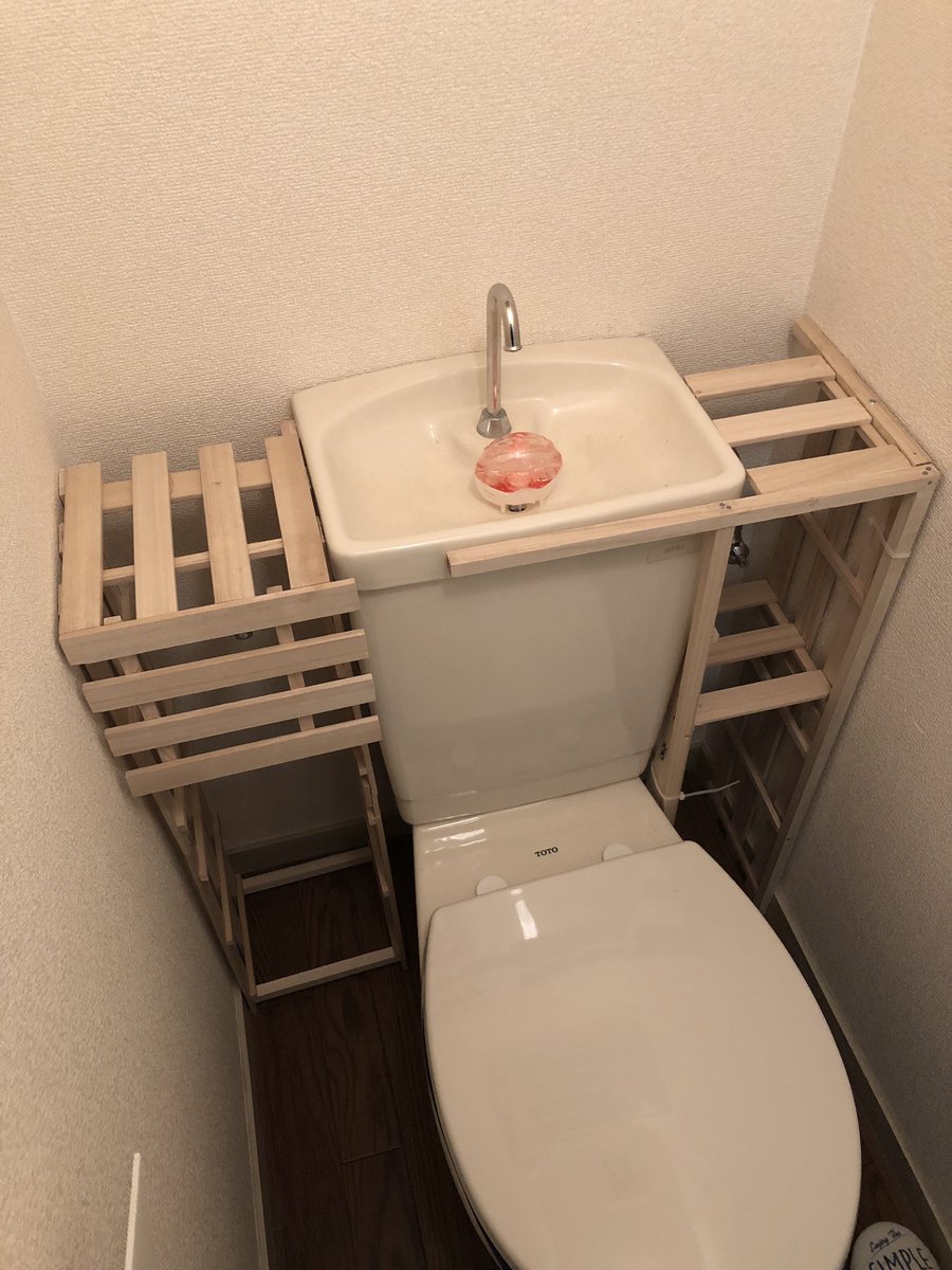 月子 あの トイレの写真で申し訳ないんですが うちのトイレ ザ 賃貸 ってかんじなんですけど 100均一アイテムを組み合わせて 頑張ってタンクレス風トイレをdiyしたので呟かせてください