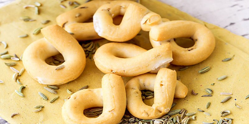 100ITA's tweet photo. #Taralli #pugliesi - typical #Apulian crunchy and fragrant #snacks, made with #oliveoil #flour #salt and #whitewine! #snack tipico #pugliese, croccante e fragrante, si prepara con farina, #olioextravergine di #oliva e #vinobianco! Thanks to @blogoit https://t.co/0Cv4K7pfI9