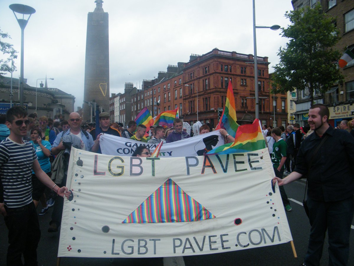 Oeiny's tweet photo. Warmly reminded today of how our cultural crafts have been adapted in different ways - keeping the connection - a marching flag from I think 2009/2010 with people who couldn't be there, buttons included.
#BeadyPocket #BeadyGopa #Travellers https://t.co/3vw4rLuwlx