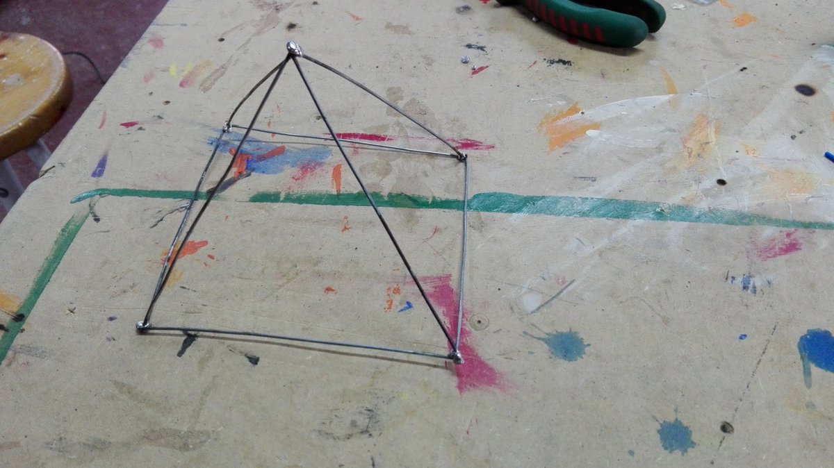 Cancuni_uec's tweet photo. Primeres pràctiques amb soldadura tova. #geometria #volums #soldarestany https://t.co/dvnhDQWLum