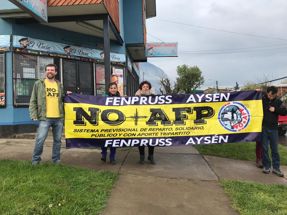 Reprimidos por manifestación pacífica de <a href="/NomasafpAysen/">No Más AFP Aysén</a> en acto de inauguración de <a href="/sebastianpinera/">Sebastian Piñera</a> cuando inaugura un arriendo para casa de Sename en Coyhaique.
<a href="/CNT_NOmasAFP/">Coordinadora No+AFP</a> 
<a href="/Fenpruss/">Confederación Fenpruss</a> 
@tiempos
