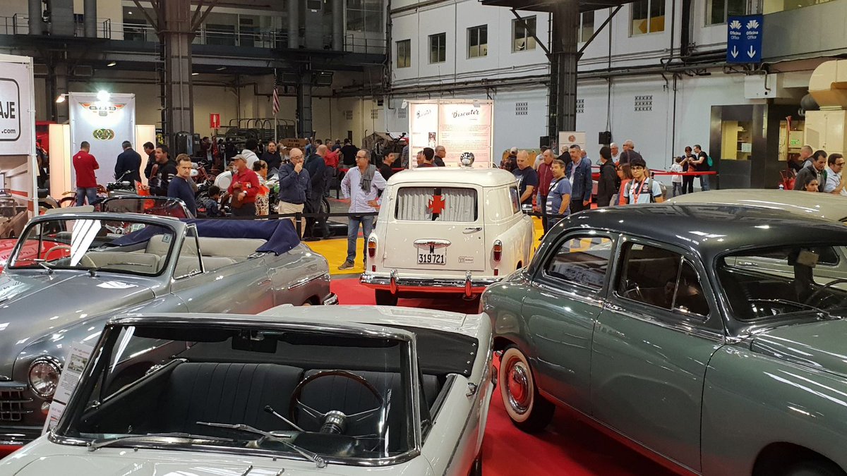 AutoretroBCN's tweet photo. Gran ambiente hoy en #AutoRetroBCN Gracias a todos los que estáis pasando por @Fira_Barcelona a vernos. Está siendo un fin de fantástico https://t.co/BCpqx9ObvC