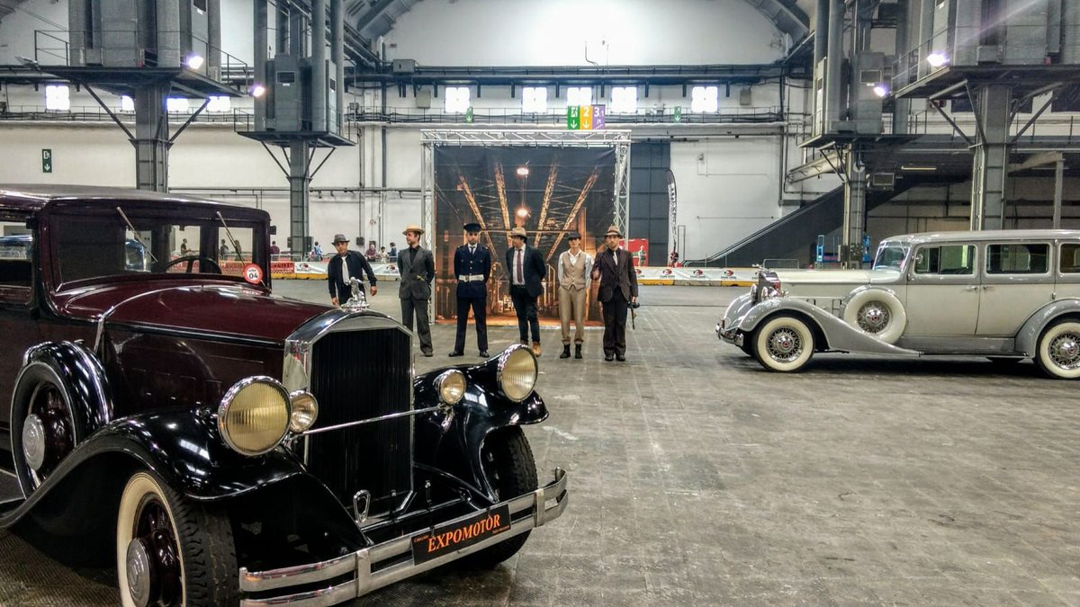AutoretroBCN's tweet photo. Gran ambiente hoy en #AutoRetroBCN Gracias a todos los que estáis pasando por @Fira_Barcelona a vernos. Está siendo un fin de fantástico https://t.co/BCpqx9ObvC