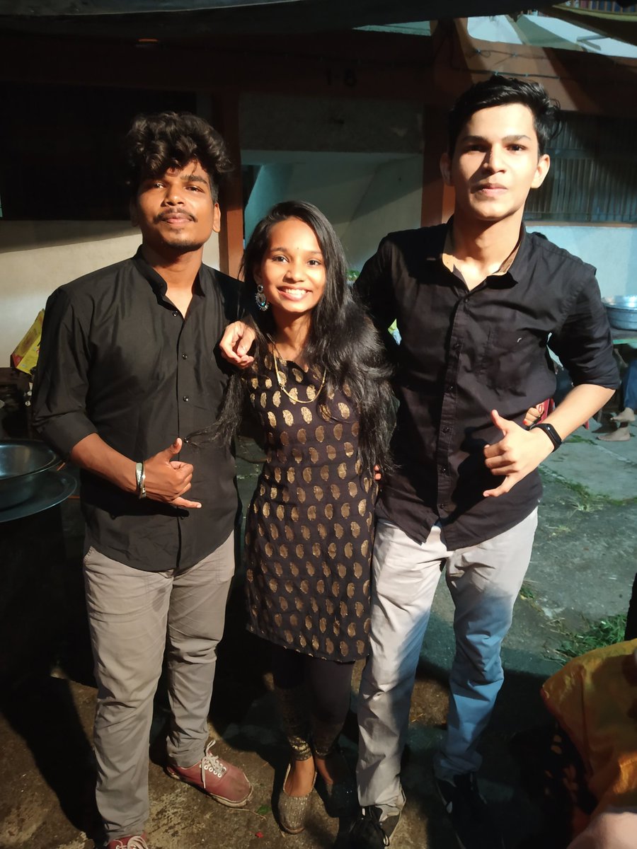 panchal_siddhi's tweet image. Because twinning rocks🖤
#black
#MyYaari 
#Navratri2018