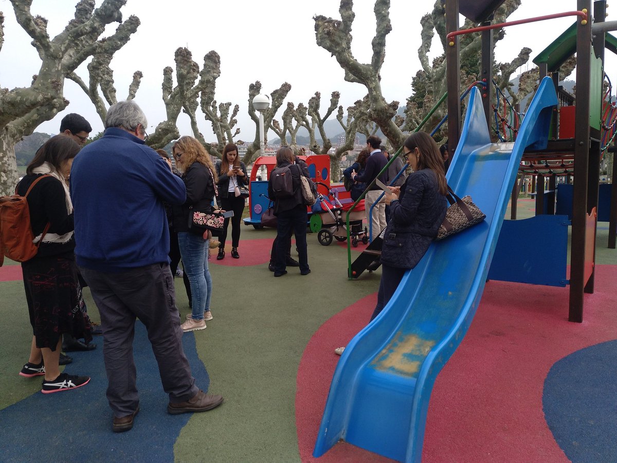 AidaInma's tweet image. Aprendiendo a usar la App de rutas matemáticas #MathCityMap en el seminario #MatematicasRRSS. Falta @calvitovete que ya va por el punto 3!!