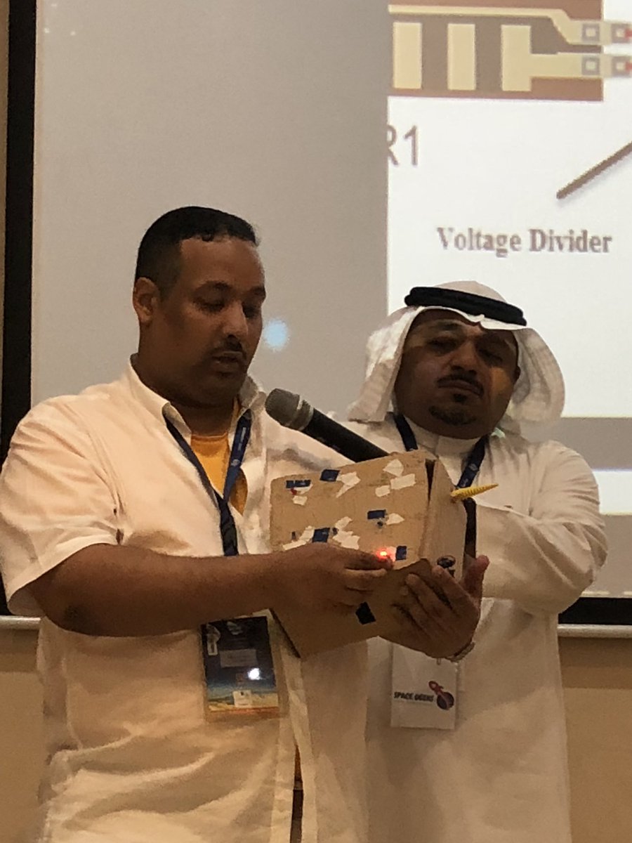 Alblowe's tweet photo. فريق Space Geeks قام ببناء نموذج اولي كمحاكاة لغطاء بالياف النانو لمركبات الفضاء لتحديد حجم الضرر وموقعها تحديدا بالمركبة  مع امكانية معالجة نفسها باطلاق الغازات ومواد اخرى 

#SpaceApps
#تحدي_ناسا_بالسعوديه https://t.co/c9JWBUbthd