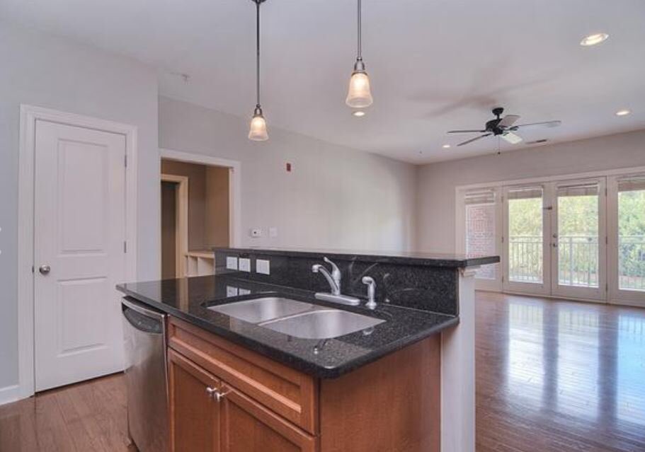 exploreclt's tweet photo. Walk to your favorite spots in Dilworth like Duck Donuts, Bakersfield, &amp; JJ's Red Hots from our #homeoftheweek! Listed at $235k, this 1 🛏, 1 🛁 condo has an open floor plan and is move in ready! Head to https://t.co/Uou8Y9cs3G for more details! Powered by @RedbudCharlotte https://t.co/K0FyoMLKAG