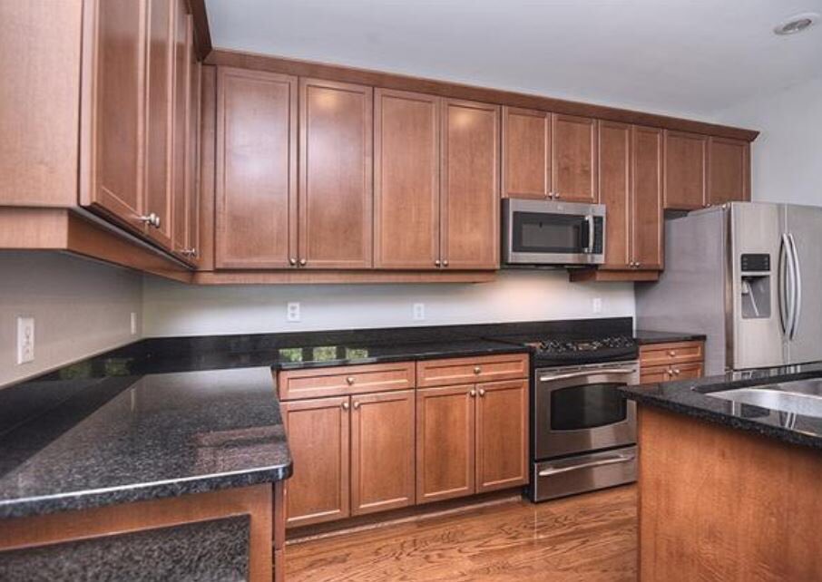 exploreclt's tweet photo. Walk to your favorite spots in Dilworth like Duck Donuts, Bakersfield, &amp; JJ's Red Hots from our #homeoftheweek! Listed at $235k, this 1 🛏, 1 🛁 condo has an open floor plan and is move in ready! Head to https://t.co/Uou8Y9cs3G for more details! Powered by @RedbudCharlotte https://t.co/K0FyoMLKAG