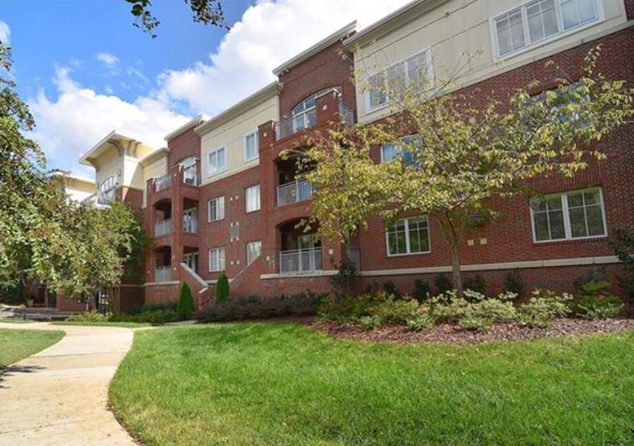 exploreclt's tweet photo. Walk to your favorite spots in Dilworth like Duck Donuts, Bakersfield, &amp; JJ's Red Hots from our #homeoftheweek! Listed at $235k, this 1 🛏, 1 🛁 condo has an open floor plan and is move in ready! Head to https://t.co/Uou8Y9cs3G for more details! Powered by @RedbudCharlotte https://t.co/K0FyoMLKAG