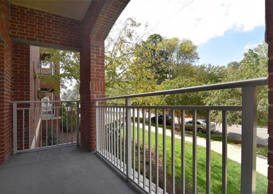 exploreclt's tweet photo. Walk to your favorite spots in Dilworth like Duck Donuts, Bakersfield, &amp; JJ's Red Hots from our #homeoftheweek! Listed at $235k, this 1 🛏, 1 🛁 condo has an open floor plan and is move in ready! Head to https://t.co/Uou8Y9cs3G for more details! Powered by @RedbudCharlotte https://t.co/K0FyoMLKAG