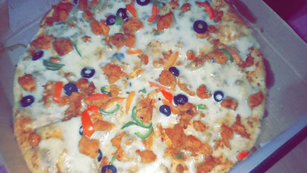 IamBilal_sdk's tweet photo. #PizzaTime..🍕🍕
#Great_weekend😍❤
😋😋 https://t.co/UcVABKgSxS