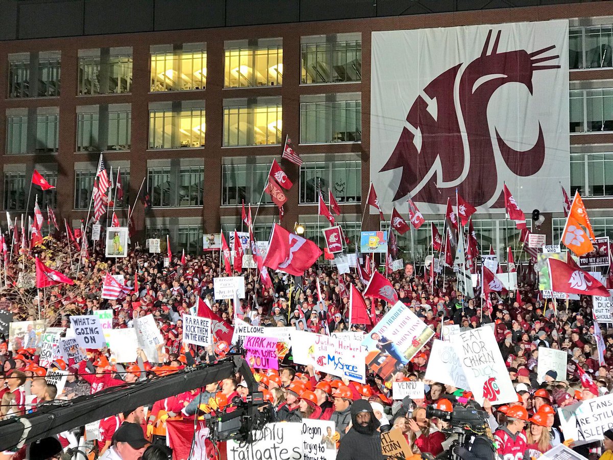 TheCFBguys's tweet photo. Name a better scene for @CollegeGameDay, I’ll wait 

#GoCougs #WaveTheFlag https://t.co/dg8KXr4LF1