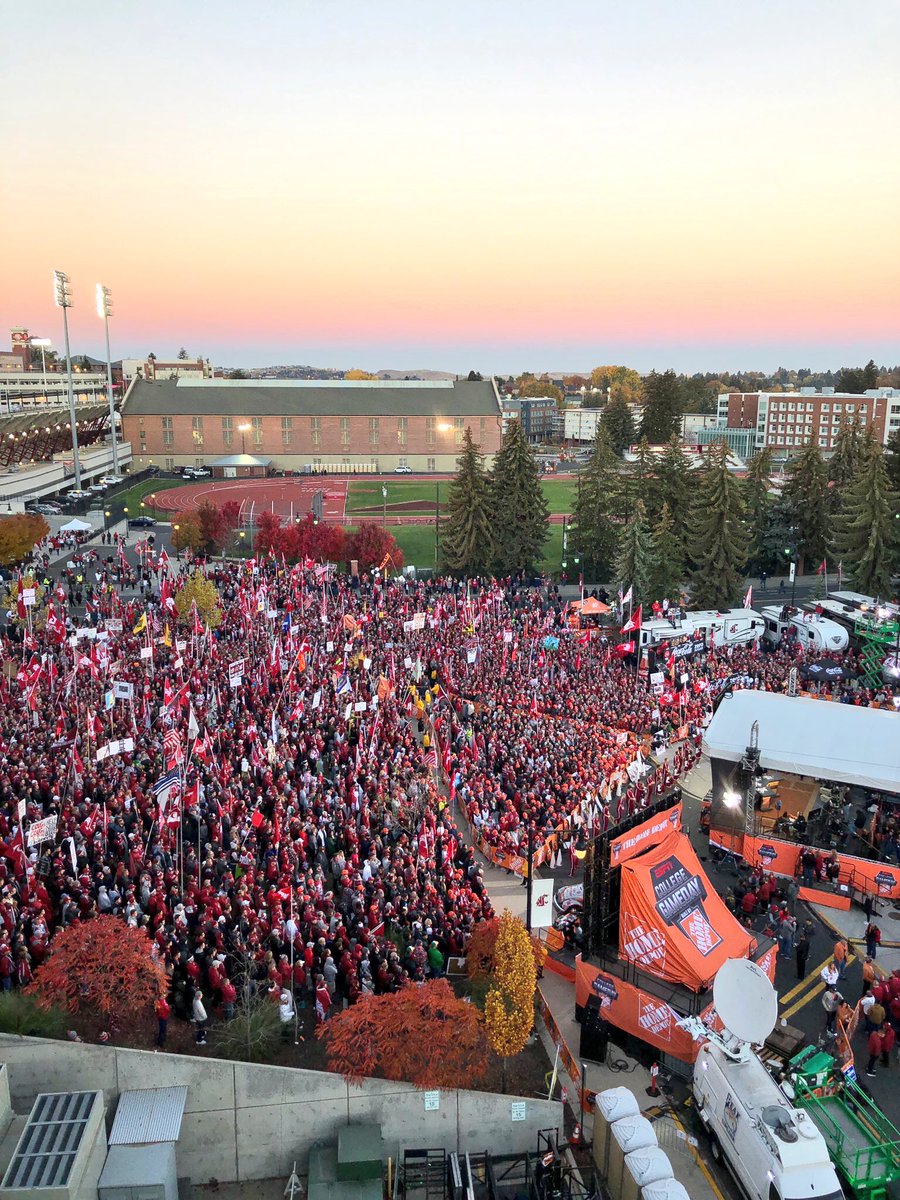 TheCFBguys's tweet photo. Name a better scene for @CollegeGameDay, I’ll wait 

#GoCougs #WaveTheFlag https://t.co/dg8KXr4LF1