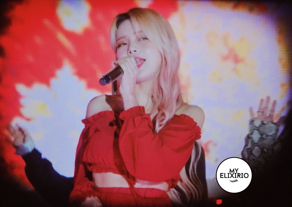 MY_ELIXIRIO's tweet photo. 181020 BOF 

Danger in red✨

#mamamoo #마마무 #솔라 https://t.co/ILkpFjCmj3