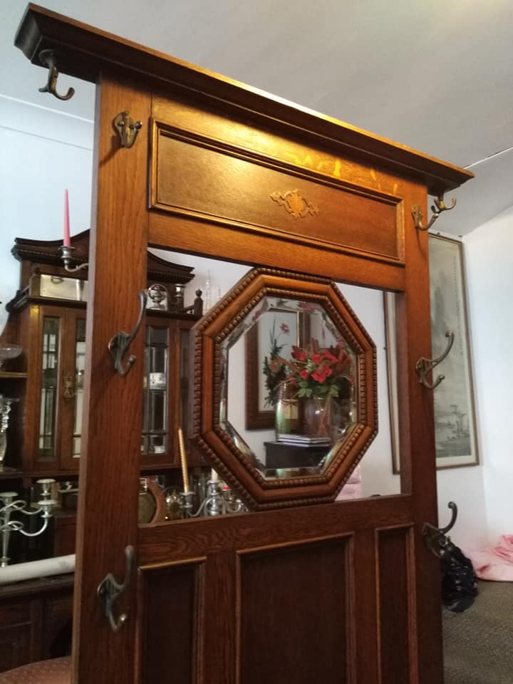 vintagevalleys's tweet photo. #Antique #oak #HallStand with storage in original condition selling to raise funds for #charity #CommunityFurnitureAid  @vintagevalleys https://t.co/NmzsjRUenz #Bridgend can deliver locally for a small charge £120.00 helping furnish homes for people in need across #Southwales https://t.co/kuboVhjmo4