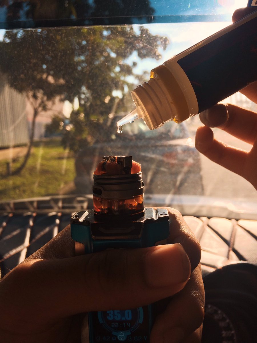 FluckyFunky's tweet photo. Vaping Mango juice and enjoy the evening 🌆 Order now 🔥 #mangojuice #vape #vapeporn #vapeon #vapetricks #ejuice #vapeitaly #vapeuk #vapeusa #vapestagram  #vapemalaysia #vapefrance #vapegermany #vapefam #vapefriends #vapenation #vapelyfe #vapelife #vapereview #FluckyFlavo https://t.co/EzODoCsR3J