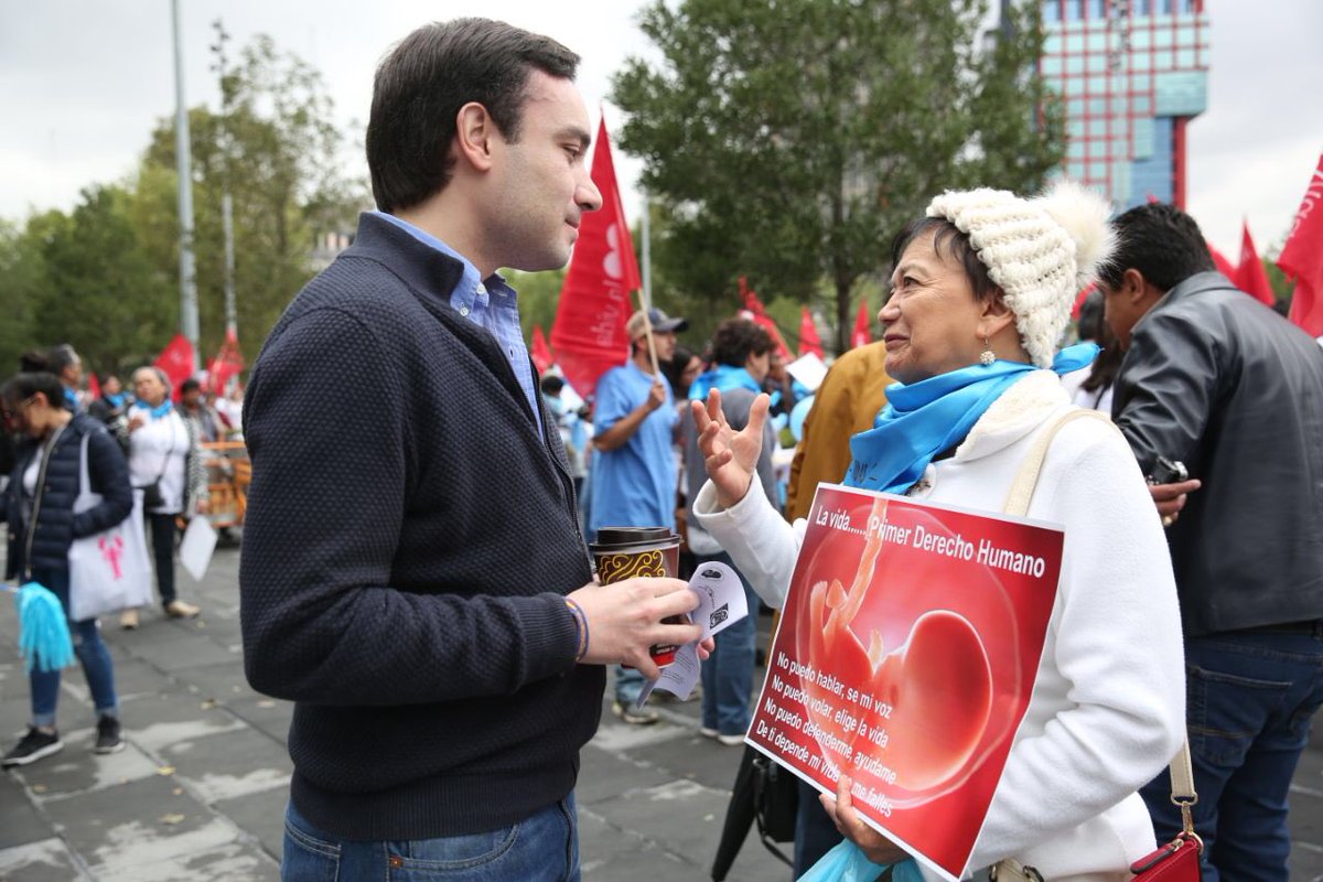ferdoval's tweet photo. El PAN es un partido humanista que defiende la dignidad de todas las personas. Hoy acompañé a grupos de la sociedad civil que se manifestaron a favor de la vida, de los derechos humanos y de generar alternativas para el desarrollo integral de las mujeres https://t.co/fFQ7f7NNsV