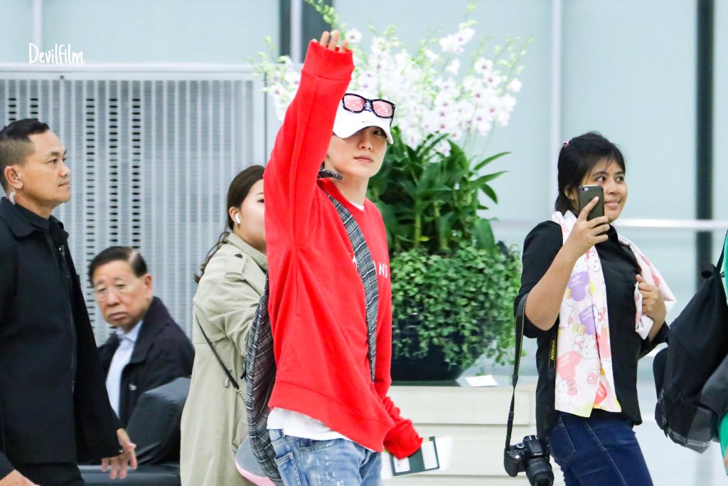 _devilfilm's tweet photo. พี่ทึกน่ารักที่สุด ไม่เสียใจที่รักมาสิบกว่าปี 😭😭 #LEETEUK #SuperJunior⁠ ⁠⁠ ⁠ #SJxOshopping #SJxOshoppingRound2 https://t.co/Nvy3ExEdTA