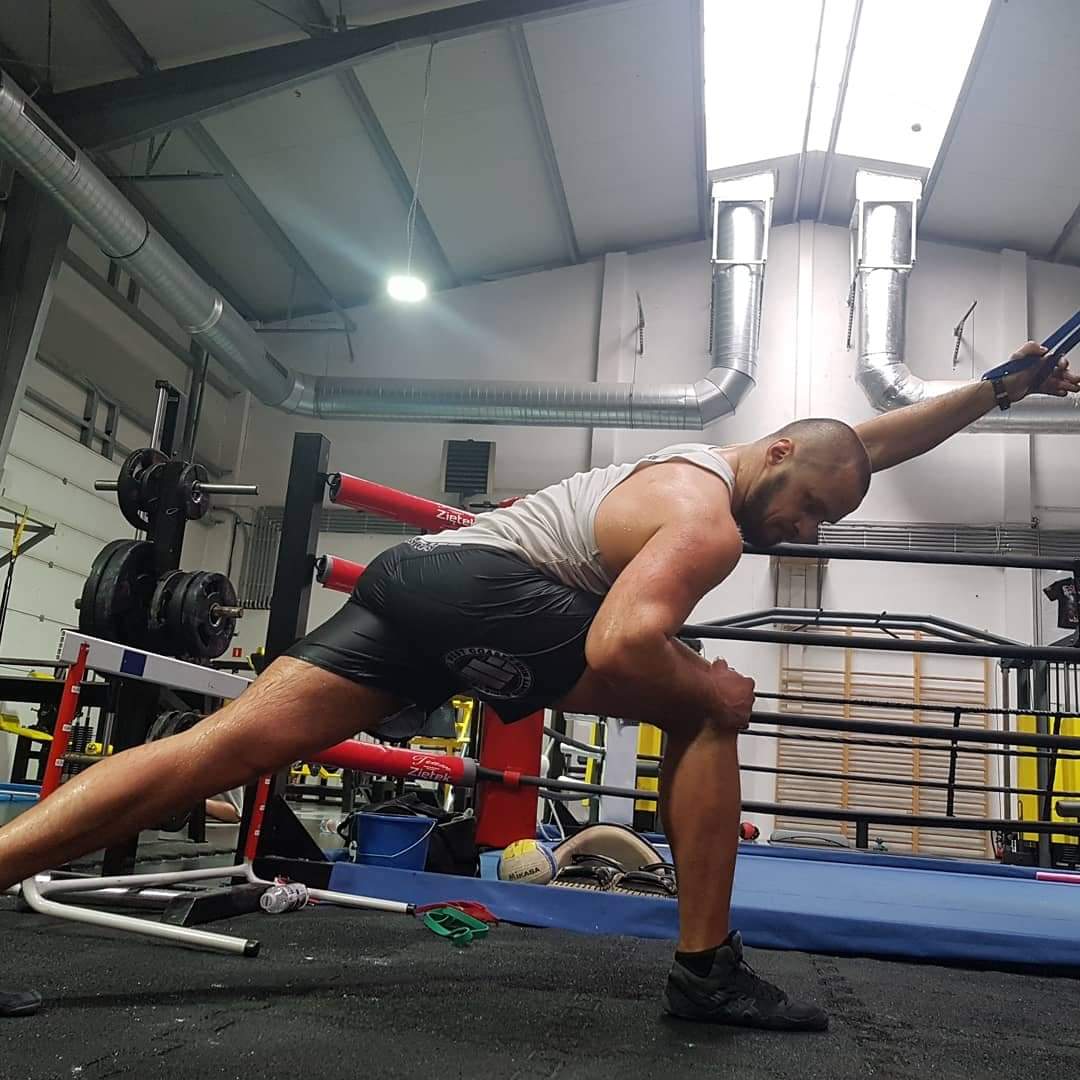 TomaszNarkun's tweet photo. Jeszcze tylko rozciąganie i koniec mega mocnego tygodnia treningowego🔜 #ksw46 👊👊👊#narkunteam #IHSTechnology https://t.co/Kua1yPsRCP