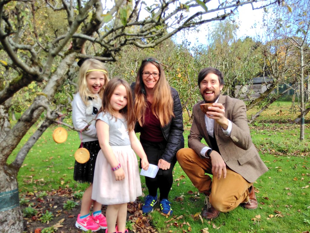 HelpBritBloss's tweet image. Another seasonally inappropriate Wassail under our belts for the folks at the Parrs Wood Environment Centre, Didsbury ***APPLE DAY***. Roll on tomorrow for juicing @UnicornGrocery