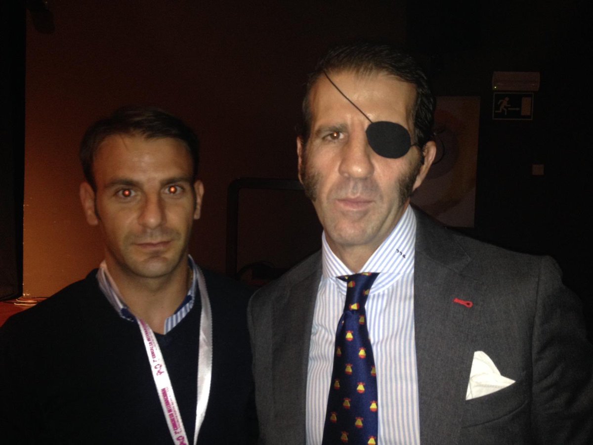 El maestro Padilla en la clausura del congreso, toda una lección de hombría, de fuerza,de superación, en definitiva de TORERIA.Fue recibido y despedido como no podía ser de otra forma con el salón puesto en pie.Todo un ejemplo para los que queremos ser algo en el MUNDO DEL TORO