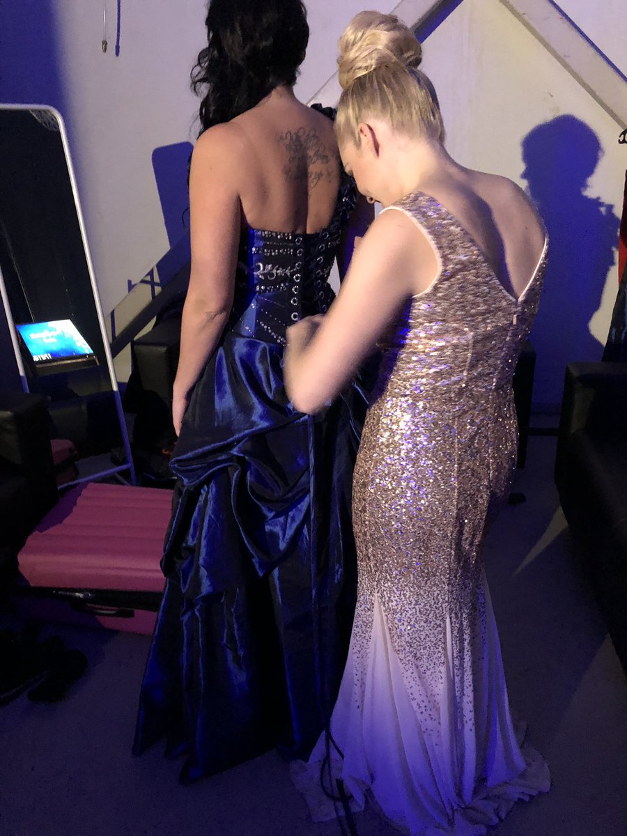 Yrittäjägaalan juontajat Tuuli-Elina ja Kati valmistautuvat illan Yrittäjägaalaan, joka huipentaa Valtakunnalliset Yrittäjäpäivät #VYP2018 #yrittäjäpäivät #yrittäjät