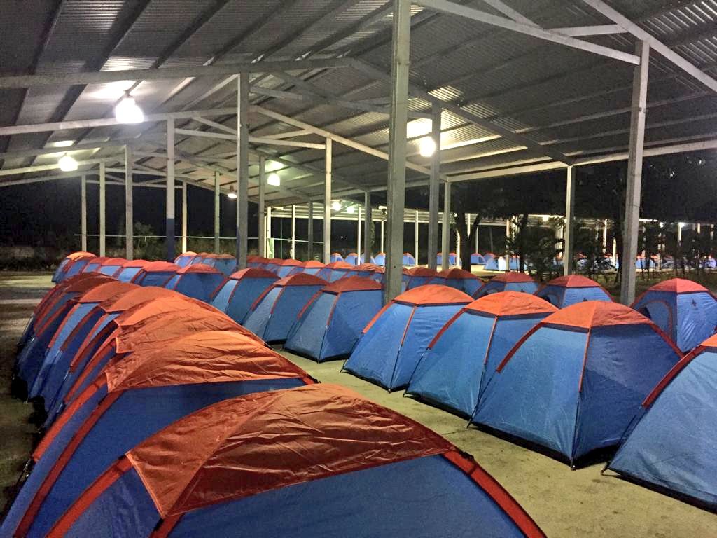 CruzRoja_MX's tweet photo. #CaravanaMigrante | Instalamos más de 200 casas de campaña y 400 cobertores en Tapachula #Chiapas para los migrantes en curso. #AyudarPorPasión https://t.co/S8hJglTVWH