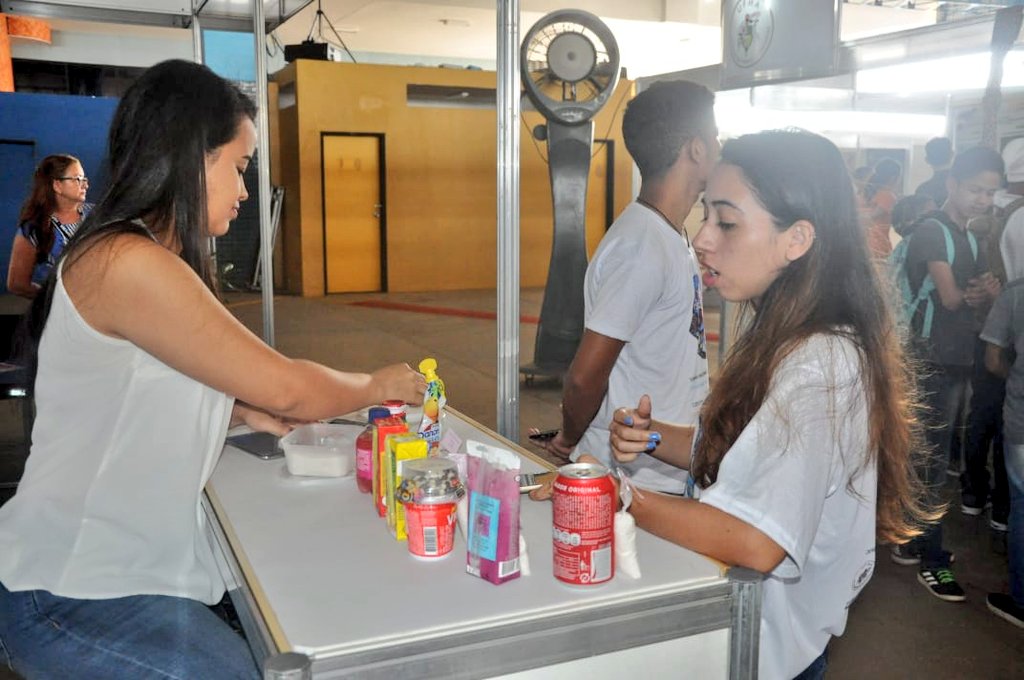 fapema_maranhao's tweet photo. Conheça no estande @fapema_maranhao o projeto "Consumo de Bebidas Ricas em Açúcares de Adição como Fator Comum ao Risco Cardiovascular e Doença Periodontal em Adolescentes". Sangela Pereira, doutoranda em Odontologia que compõe equipe do projeto apresenta resultados na #SNCT2018. https://t.co/yliMKb4u6Z