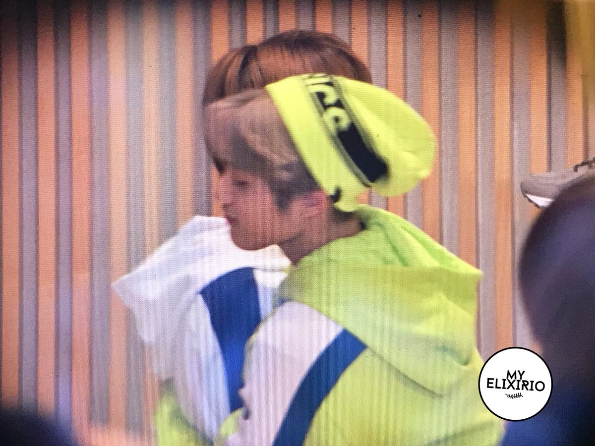 MY_ELIXIRIO's tweet photo. 181020 부산 아식스 

Process of Jacob hugging Haknyeon 🧡

#theboyz #juhaknyeon #jacob #더보이즈 #주학년 #제이콥 https://t.co/6bFOhBhe3C