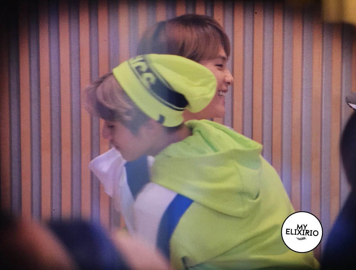 MY_ELIXIRIO's tweet photo. 181020 부산 아식스 

Process of Jacob hugging Haknyeon 🧡

#theboyz #juhaknyeon #jacob #더보이즈 #주학년 #제이콥 https://t.co/6bFOhBhe3C