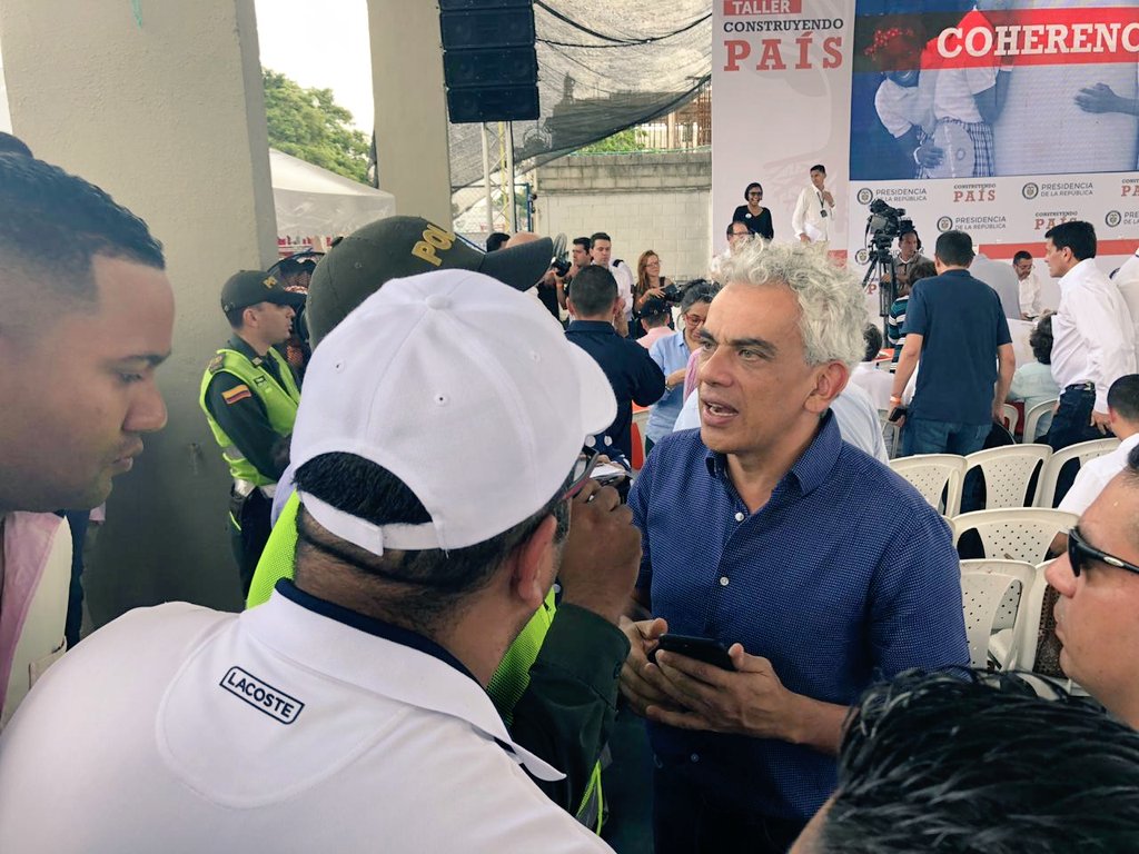 MinAmbienteCo's tweet photo. Somos un ministerio de puertas abiertas. Estamos #ConstruyendoPaís escuchando las propuestas y necesidades  de la gente. #MalamboConstruye https://t.co/TzxIiNpxkj