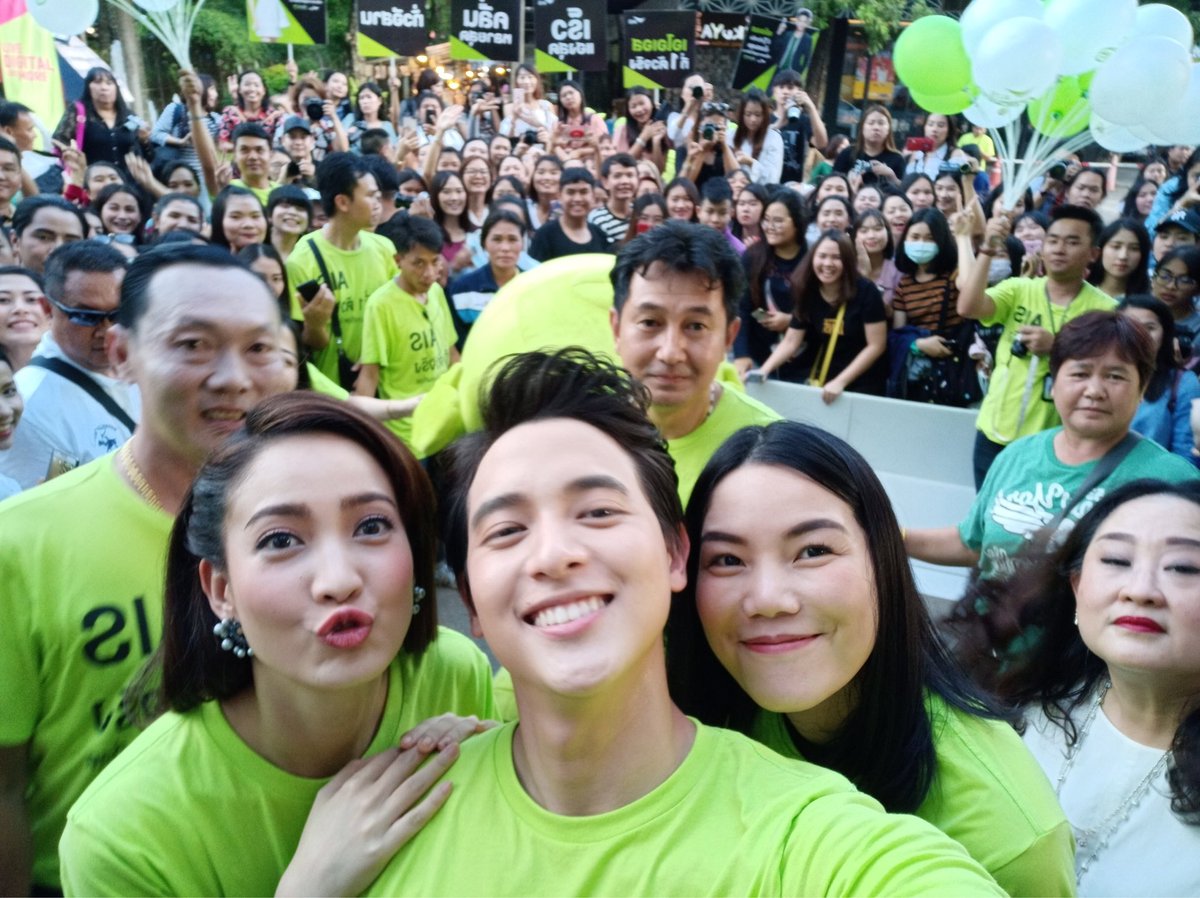 ขอบคุณนะฮะทุกท่าน ที่มาให้กำลังใจในวันนี้ครับ และคนที่ให้กำลังใจทางบ้าน และคนที่มารับมาส่งที่สนามบิน และคนที่ติดงานมาไม่ได้แล้วให้กำลังใจ และนั่งเสียดายอยู่บ้านและที่ทำงาน และอื่นๆอีกมากมาย และขอบคุณอีกรอบครับ นักทุกท่าน และเจอกันงานหน้าครับ และ AIS ที่ 1 ตัวจริง นะครับ 🙏🏻❤️☺️