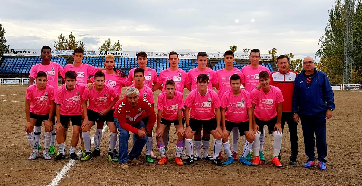 UPPlasencia_'s tweet photo. A nuestro Juvenil B le coincidía su partido con la #MarchaRosa2018 de @AOEXPlasencia y no han querido dejar pasar por alto su pequeño homenaje.
#adnUPP
#SomosPlasencia https://t.co/OmipvMas87