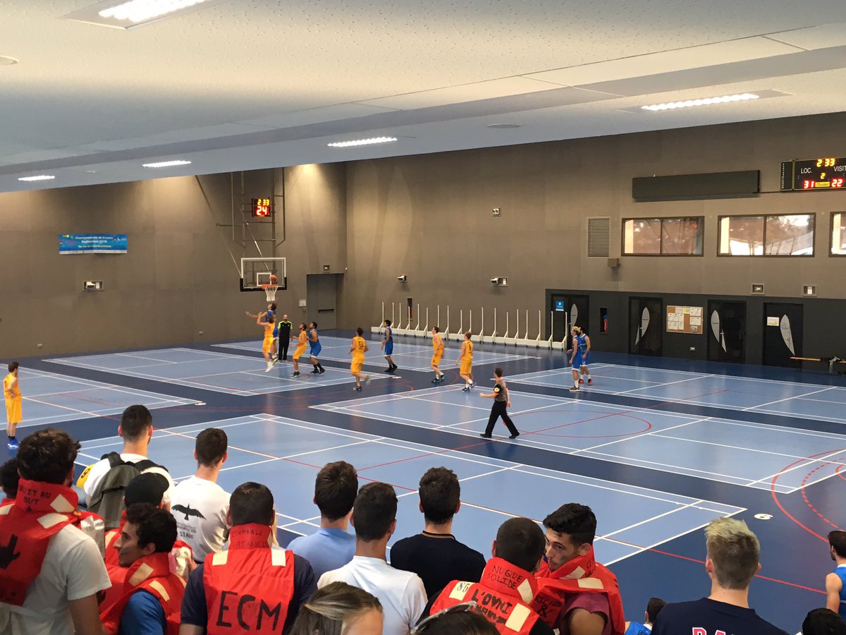 Dernier match pour les basketteurs de Centrale Marseille contre Lille ! Tout le monde est chaud sur le terrain comme dans les gradins 🔥#intercentrales2018