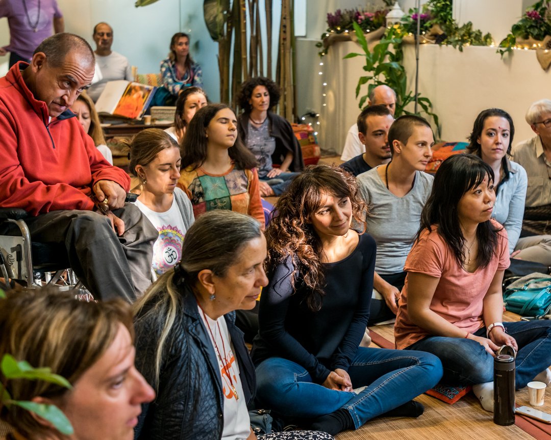 Come aumentare la nostra vibrazione energetica? Con il Kiirtan!
Una recitazione dei mantra con una ripetizione dei nomi del divino e della manifestazione dell’universo. #YFMilano2018