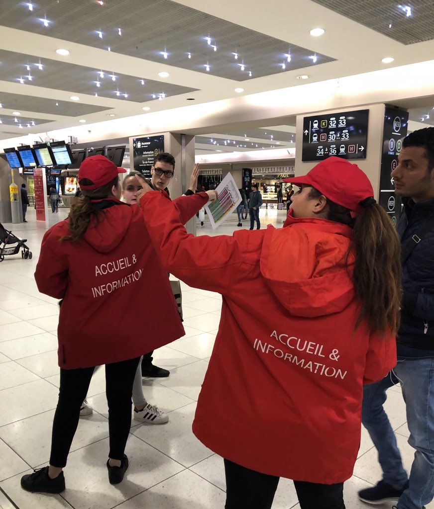 jimmy_theophile's tweet photo. Merci aux équipes présentent en Gare du Nord, pour INFORMER et ORIENTER nos voyageurs, durant la mise en route de la nouvelle  « tour de contrôle ». Dispositif efficace, bravo aux équipes @cecderv @Mohamed_Bouarfe #FIRST https://t.co/RaNobxluOv