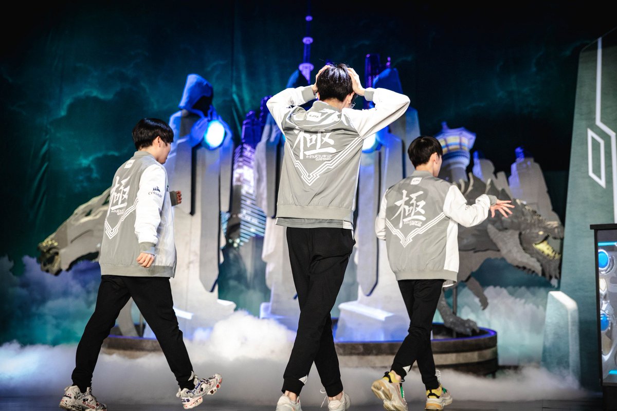 lolesports's tweet photo. WHAT. A. DAY. #Worlds2018 https://t.co/WCw8OoIDQm