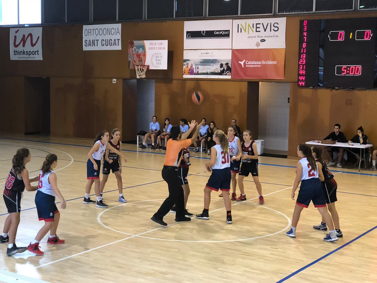 UESC_SantCugat's tweet photo. RESULTAT 🏀 | PreInfantil femení 61 -Sant Joan de Mata 11
Les noies de Quim Valle han tingut una actitud magnífica en defensa que les ha portat a la victòria entre altres millores que ha fet l'equip durant el que portem de temporada.
Enhorabona noies 💪👏 #123UESC https://t.co/e9ziPPM1qy