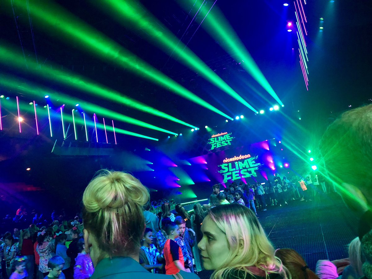 JodieMcNallyEYF's tweet photo. Clocking up the parent points @Nickelodeon #SLIMEFEST18 https://t.co/DsOrlODT16