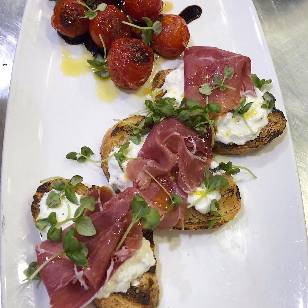 MightyVine's tweet photo. #MightyChef Monday: This Burrata Prosciutto Crostini by @chef_john_g from @tavernonrush is just what we need this Monday! The roasted MightyVine cherry tomatoes just add to the deliciousness in this dish 😋 https://t.co/ChOumRgHci