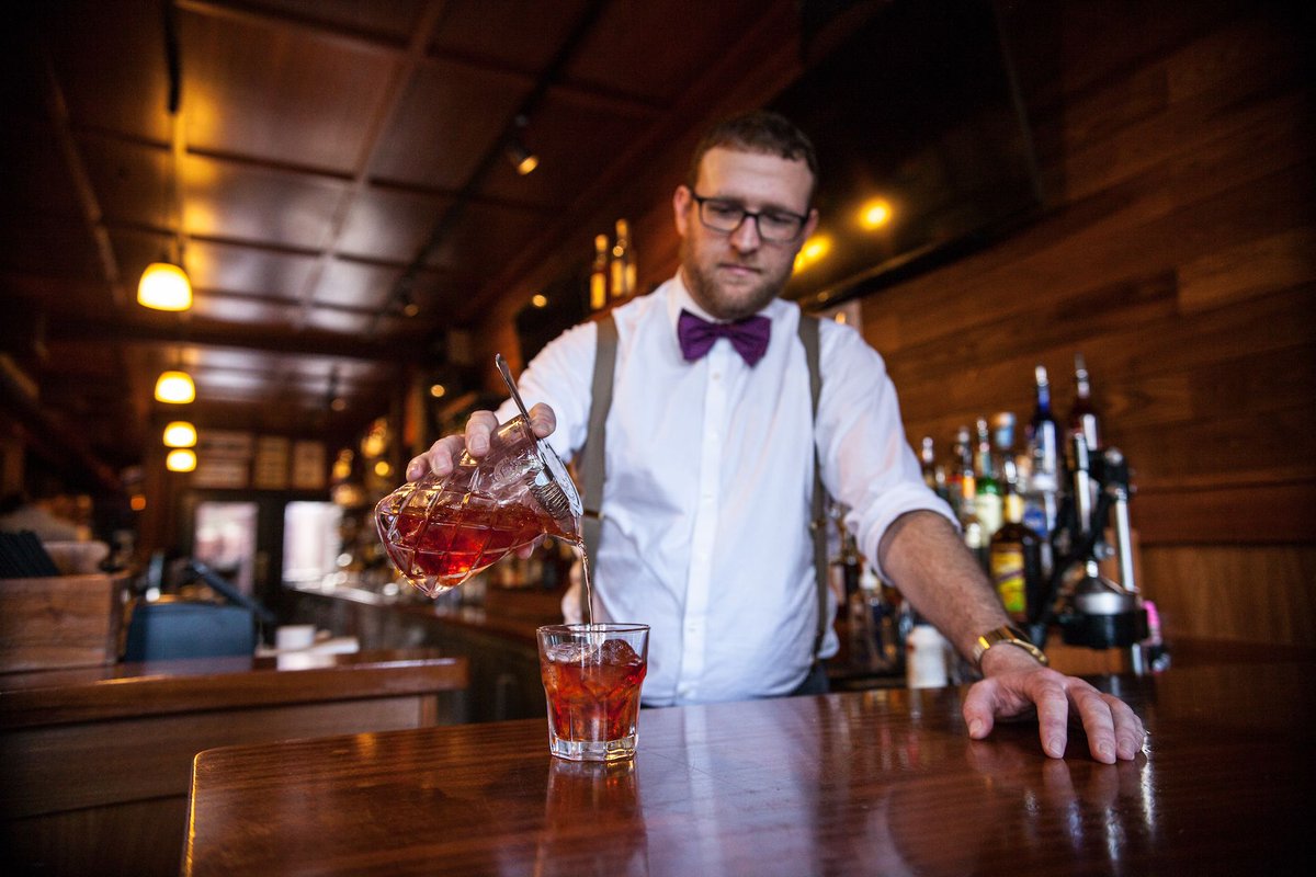 lolasbardc's tweet photo. #HappyHour is on from 5-7pm! We've got some of the best bartenders in the District. See you soon for #afternoondrinks!
#WashingtonDC #LolasBarDC #HillRestaurantGroup https://t.co/bq2O5eERvN