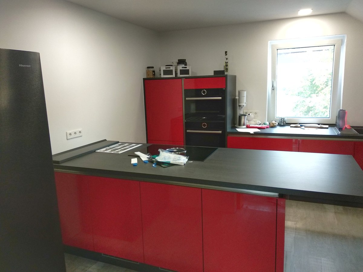 Christian_de's tweet image. Es wird langsam. Noch ein Regal und Deko 😍. #redkitchen