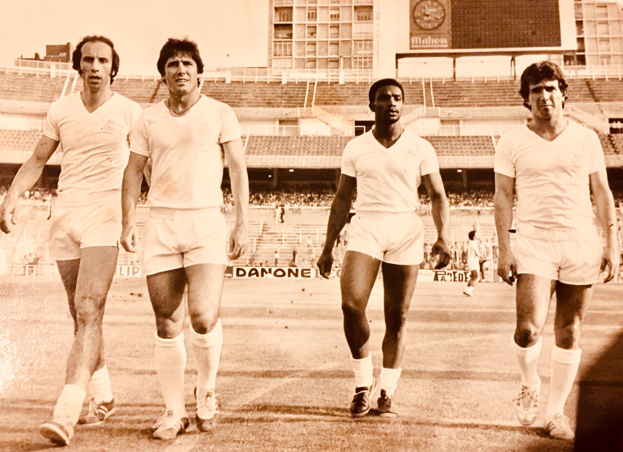 FOTOS HISTORICAS O CHULAS DE FUTBOL - Página 2 DpA0rZTWkAEWrSt