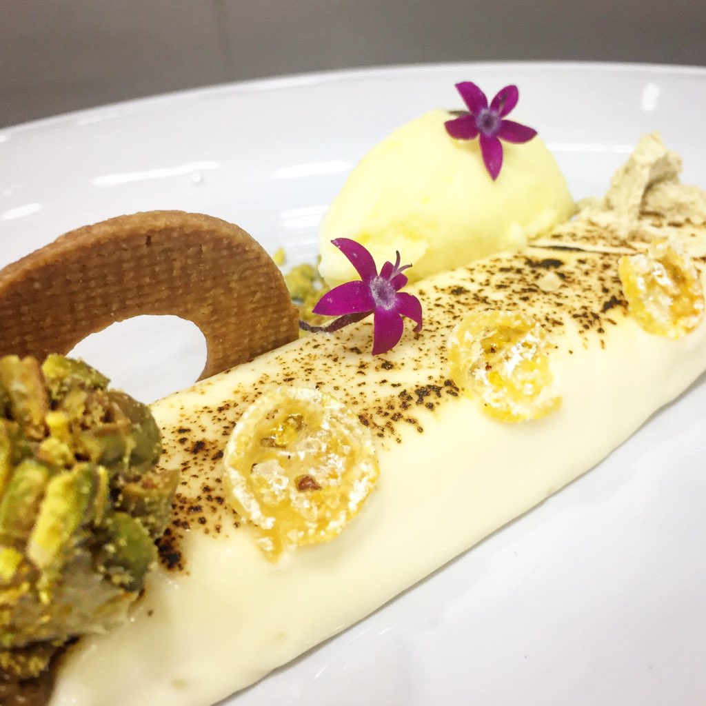TeresaAzafran's tweet photo. Crema quemada de #chocolate blanco, helado cremoso de chocolate-Azafrán, trufa de #pistacho y praliné crujiente de #pistachos.
Elaborado con #chocolateblanco #Ivorie de @valrhonaes, Azafrán #Karkom de @AZAFRANESM y pistachos de #Villarrobledo.
#RteAzafran #CartaDulce https://t.co/4K4DJ9Gsz7