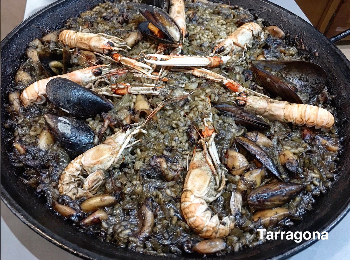 Arròs a la masqueta amb ceba, calamarsets, escamarlans i gambes. Un bon arròs amb grans amics. El Racó del Pescador, el Serrallo, Tarragona. #arros #arroz #rice #gastronomia #elserrallo #tarragona
