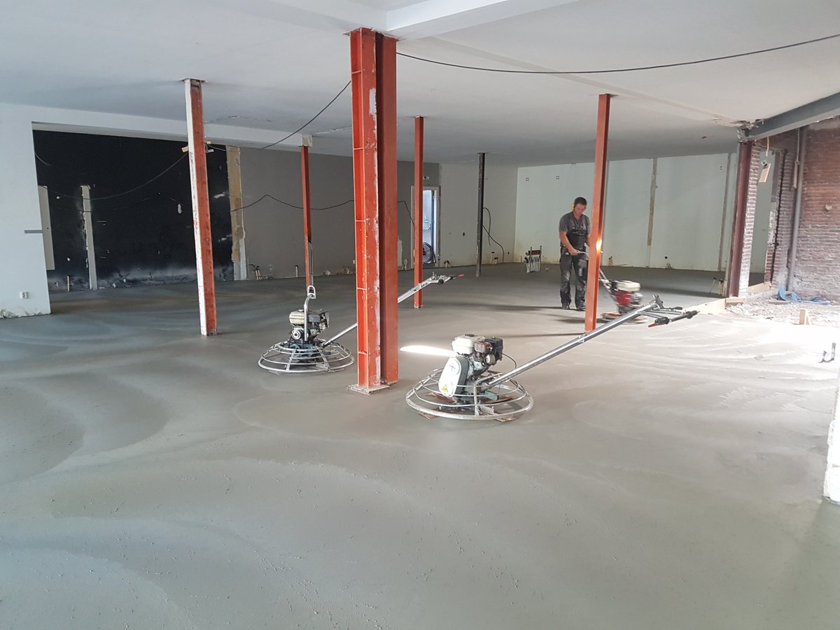 Digireg's tweet image. hard aan het werk om ons nieuwe kantoor in Horst voor het einde van het jaar gereed te krijgen. De nieuwe vloer is inmiddels gestort 😎🎉