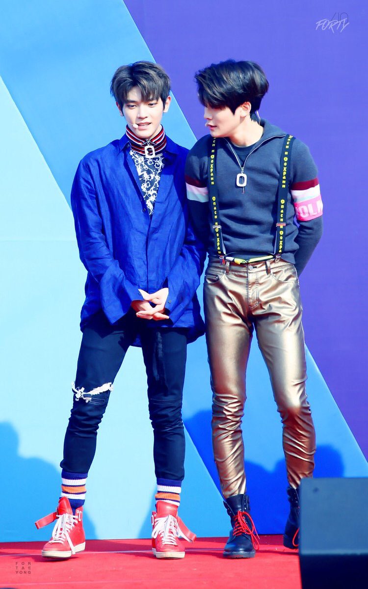 tingtangtyong's tweet photo. แจฮยอนคิดในใจ ดีแค่ไหนที่เขาไม่ให้กุใส่สองตัวนี้พร้อมกัน https://t.co/rT7k9rTDpf
