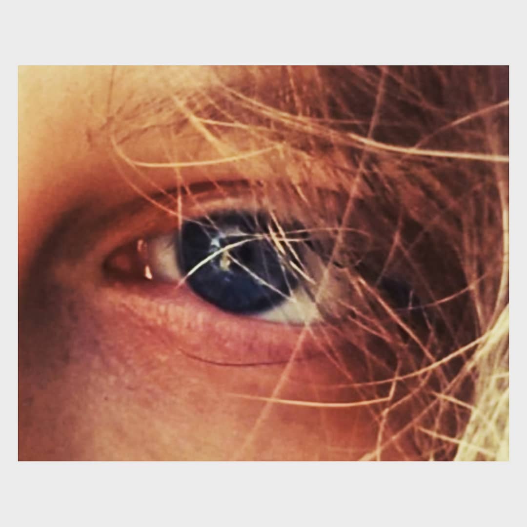 About_Jasy's tweet photo. Whether that's what we hold it for, we feel as soon as we look each other in the eye

#mirror #eyes #inspired #creative #illusion #love #sunshine https://t.co/h58gtJ7Eg3