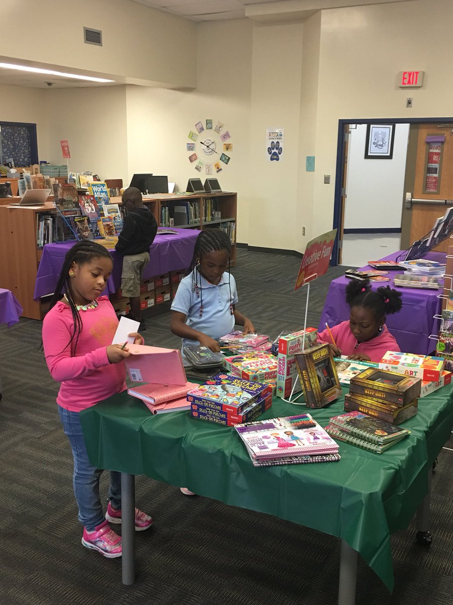 Students are previewing the Fall Book Fair with excitement!  A Special thanks to Mrs. King and Mrs. George! ✨✨