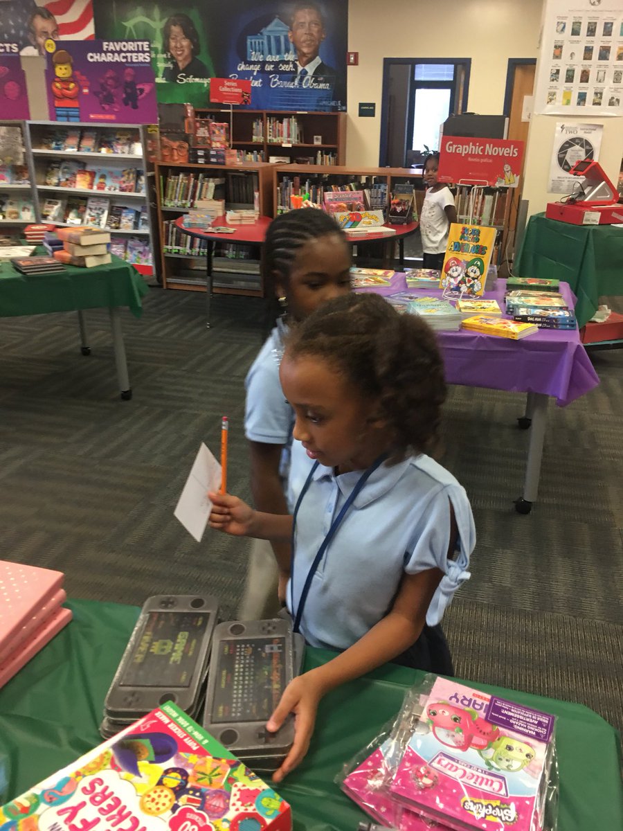 lorettadailey35's tweet photo. Students are previewing the Fall Book Fair with excitement!  A Special thanks to Mrs. King and Mrs. George! ✨✨ https://t.co/DqKWNbVu2o